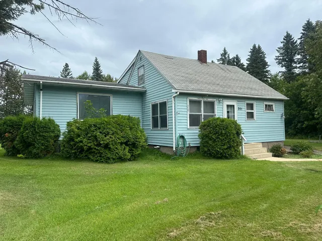 $169,900 | 301 Pleasant Avenue Northwest, Warroad, MN 56763