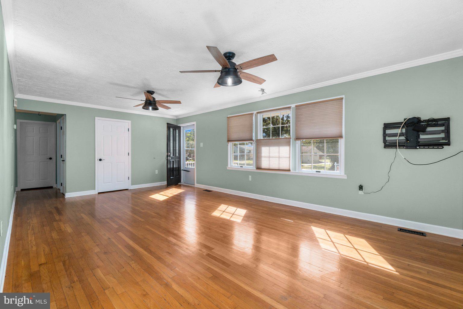 7925 Central Road Pasadena, MD 21122 - Photo 13 of 41 Living room