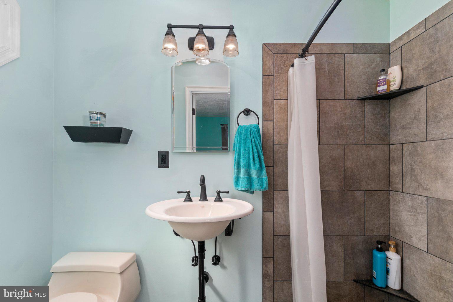 7925 Central Road Pasadena, MD 21122 - Photo 21 of 41 En suite