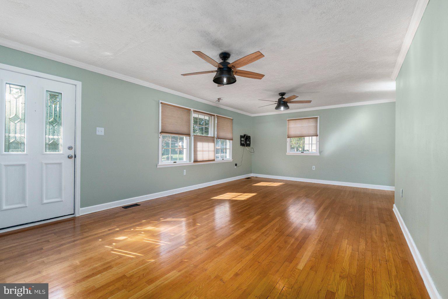 7925 Central Road Pasadena, MD 21122 - Photo 4 of 41 Entry/living room