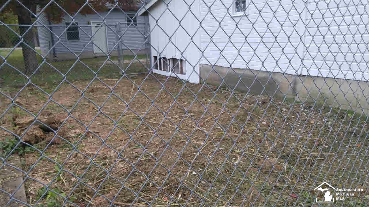 7739 Exeter Road Monroe, MI 48162 - Photo 18 of 21 Dog kennel