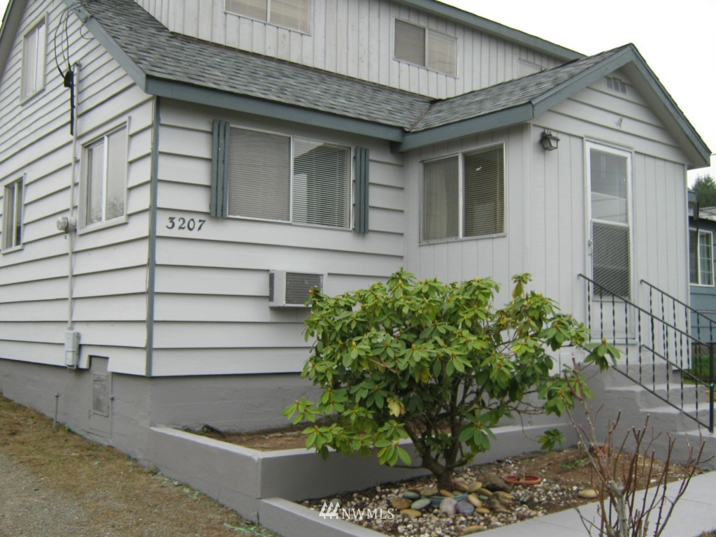 3207 Perry Avenue Northeast Bremerton, WA 98310 - Photo 2 of 10 Gallery Image 2