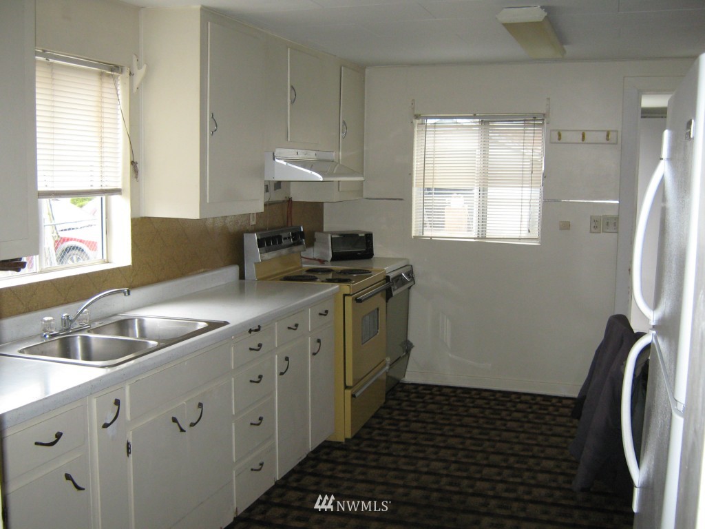 3207 Perry Avenue Northeast Bremerton, WA 98310 - Photo 5 of 10 Gallery Image 5
