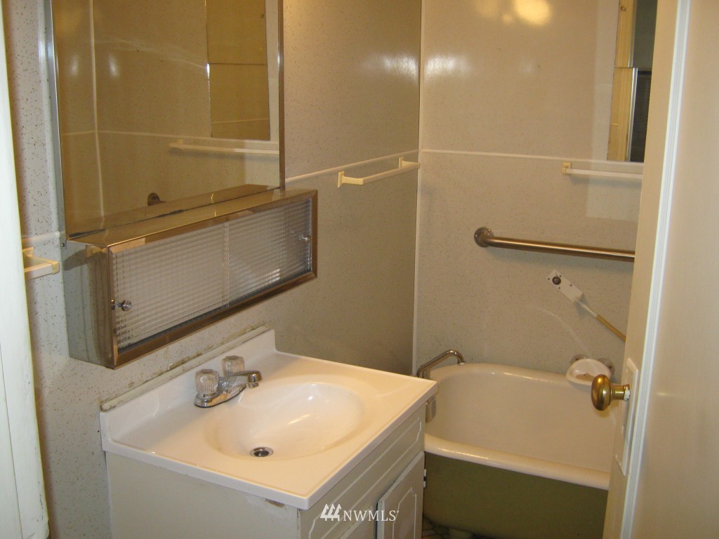3207 Perry Avenue Northeast Bremerton, WA 98310 - Photo 6 of 10 Gallery Image 6
