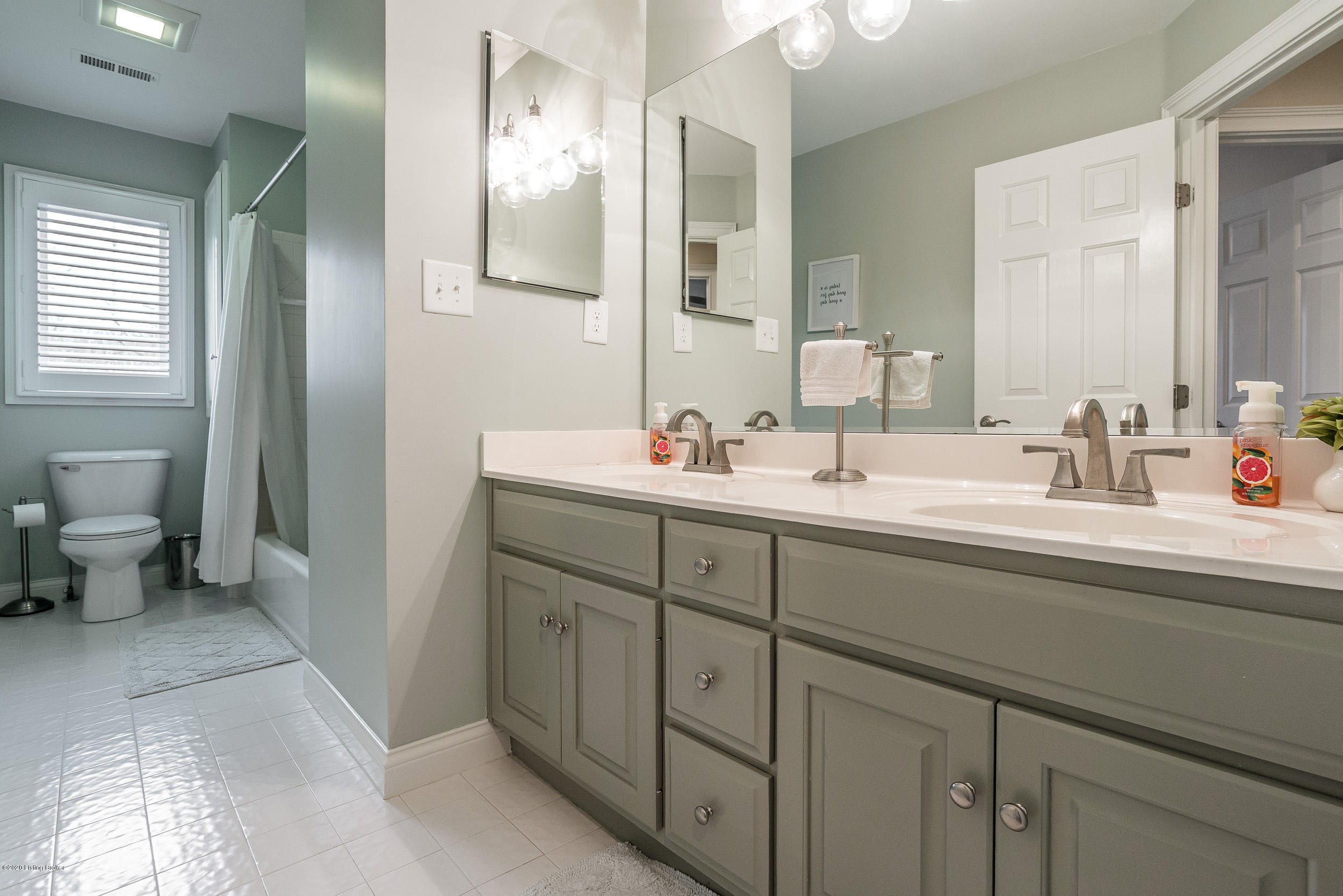 5717 Moser Farm Road Prospect, KY 40059 - Photo 29 of 54 Full Upstairs Bathroom