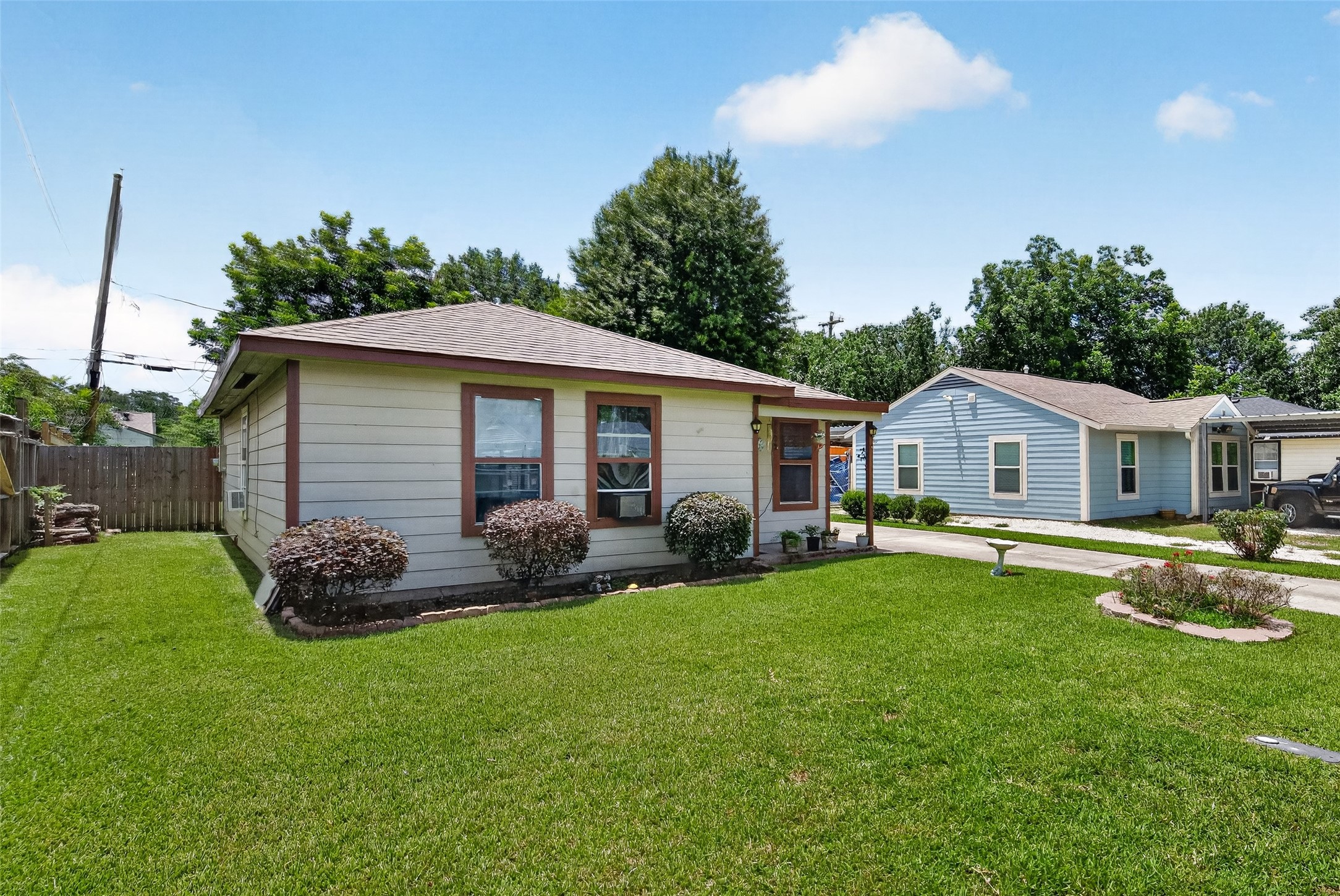 2402 Raymond Street Pasadena, TX 77506 - Photo 2 of 33