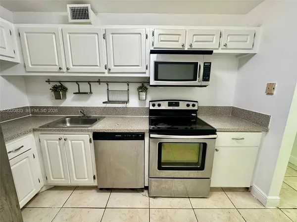 $1,600 | 1800 Sans Souci Boulevard, Unit 410, North Miami, FL 33181