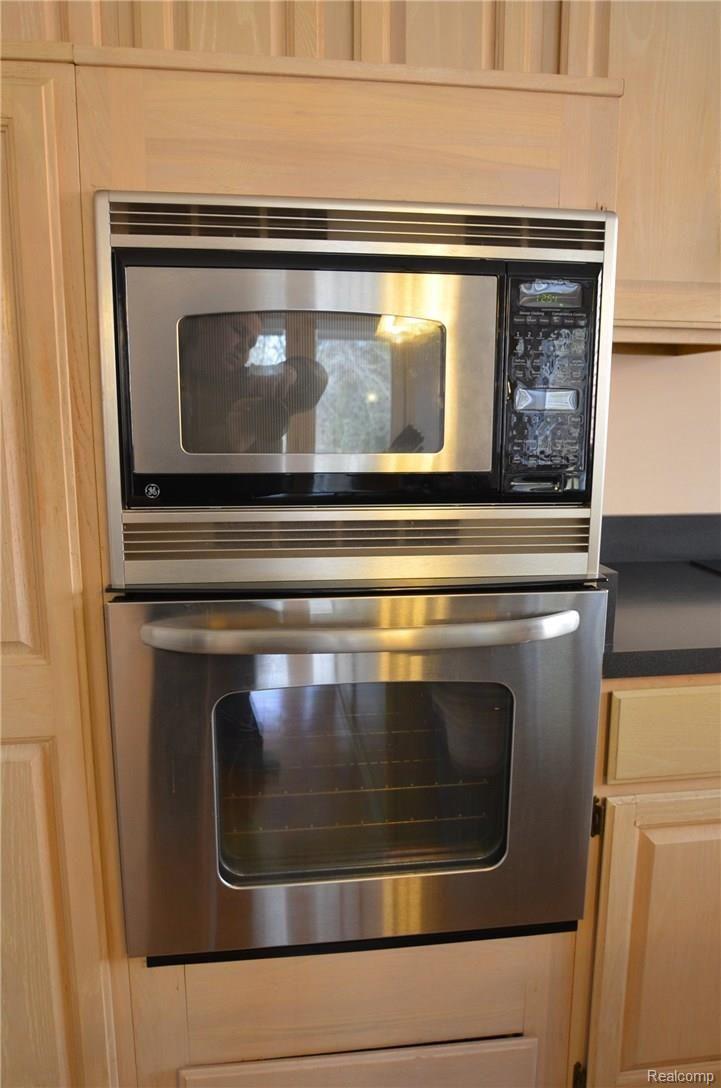 6389 Cherry Tree Court Rochester, MI 48306 - Photo 13 of 30 SHINING STAINLESS