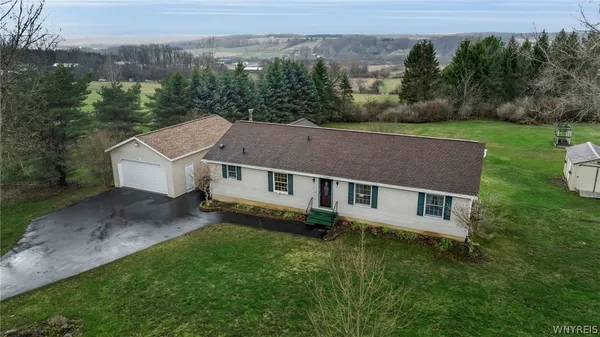 $349,900 | 2956 Valley View Lane, Sheldon, NY 14145