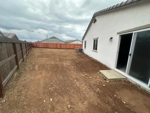 a view of a house with backyard and garden