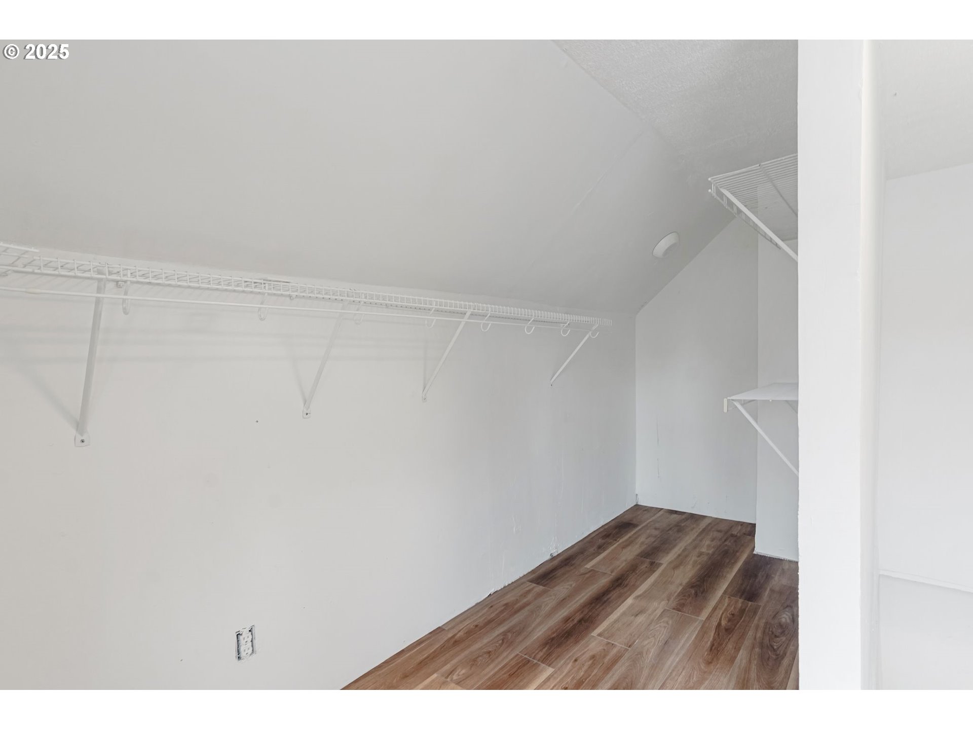 562 21st Street Northeast Salem, OR 97301 - Photo 25 of 45 a view of an empty room