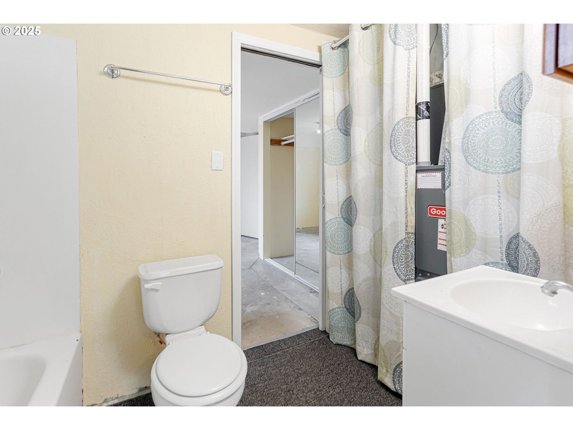 562 21st Street Northeast Salem, OR 97301 - Photo 33 of 45 a bathroom with a toilet sink and shower