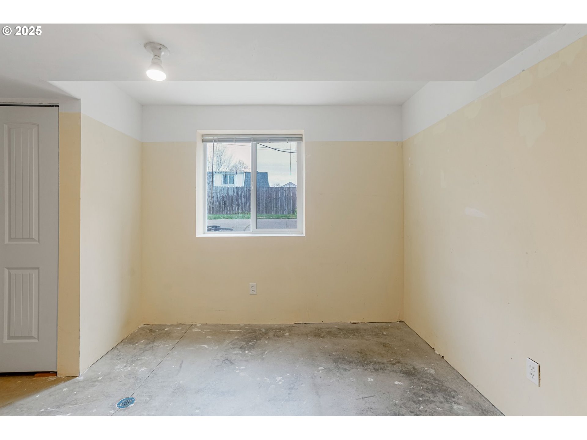 562 21st Street Northeast Salem, OR 97301 - Photo 39 of 45 an empty room with windows and closet