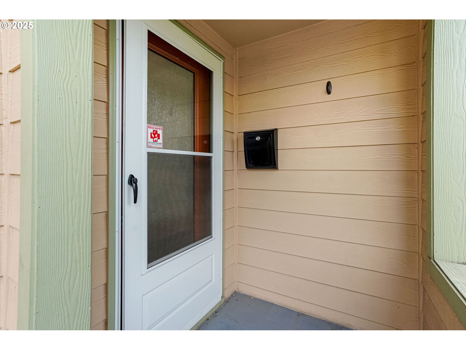 562 21st Street Northeast Salem, OR 97301 - Photo 5 of 45 a view of front door