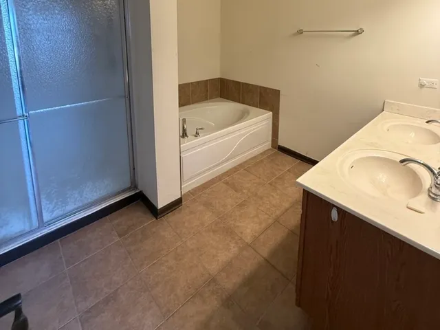 $2,550 | 286 Wolverine Drive, Oswego, IL 60543