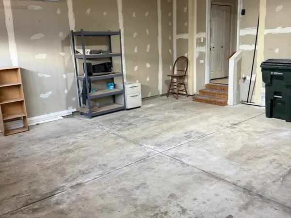 $2,400 | 286 Wolverine Drive, Oswego, IL 60543