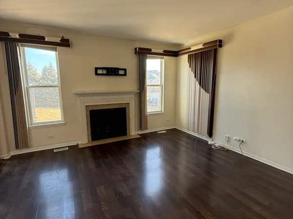 $2,400 | 286 Wolverine Drive, Oswego, IL 60543