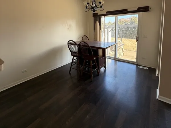 $2,400 | 286 Wolverine Drive, Oswego, IL 60543