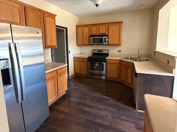 $2,400 | 286 Wolverine Drive, Oswego, IL 60543