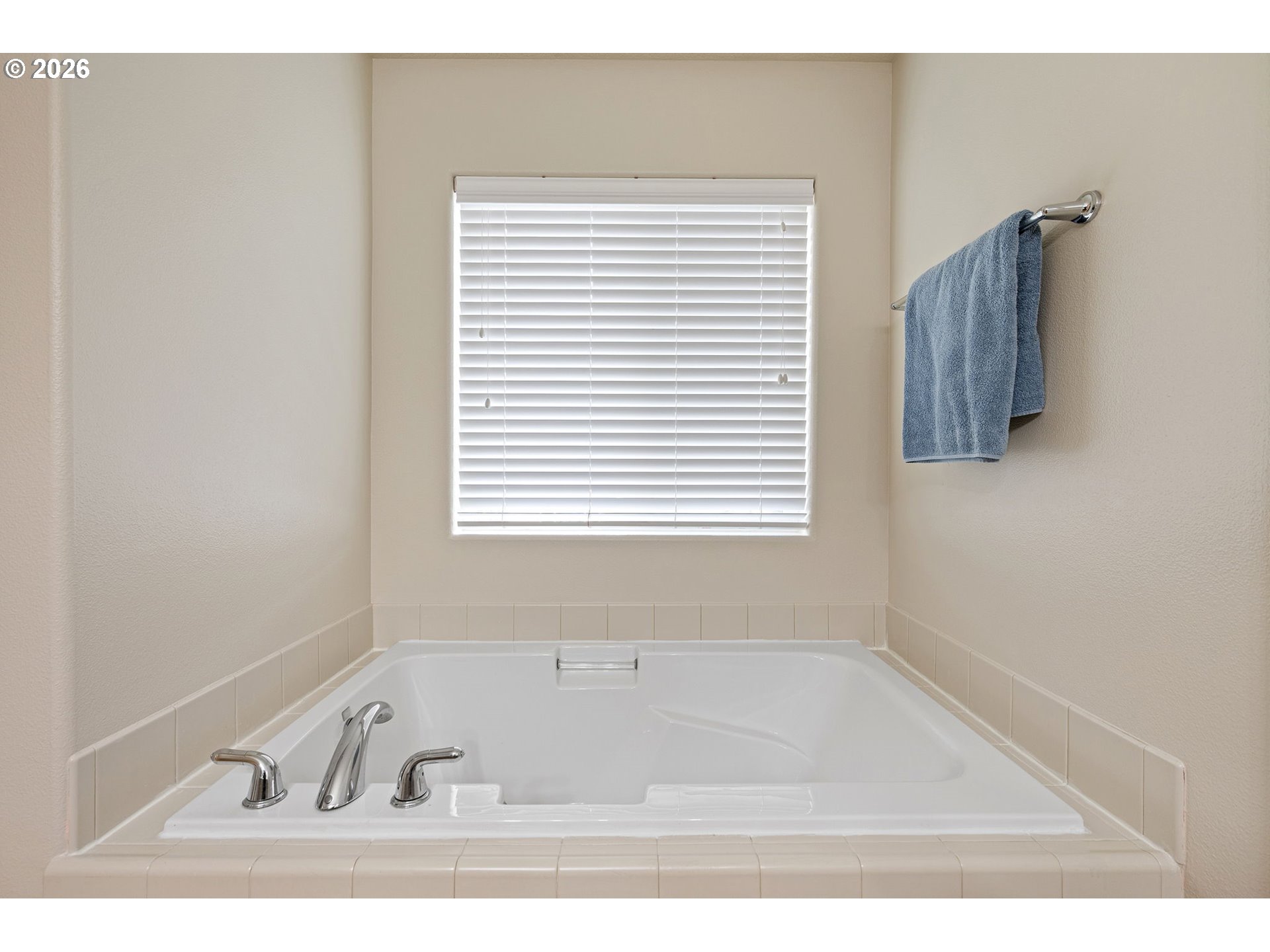 265 Southeast Casting Street Albany, OR 97322 - Photo 22 of 48 a bathroom with a bathtub and a window