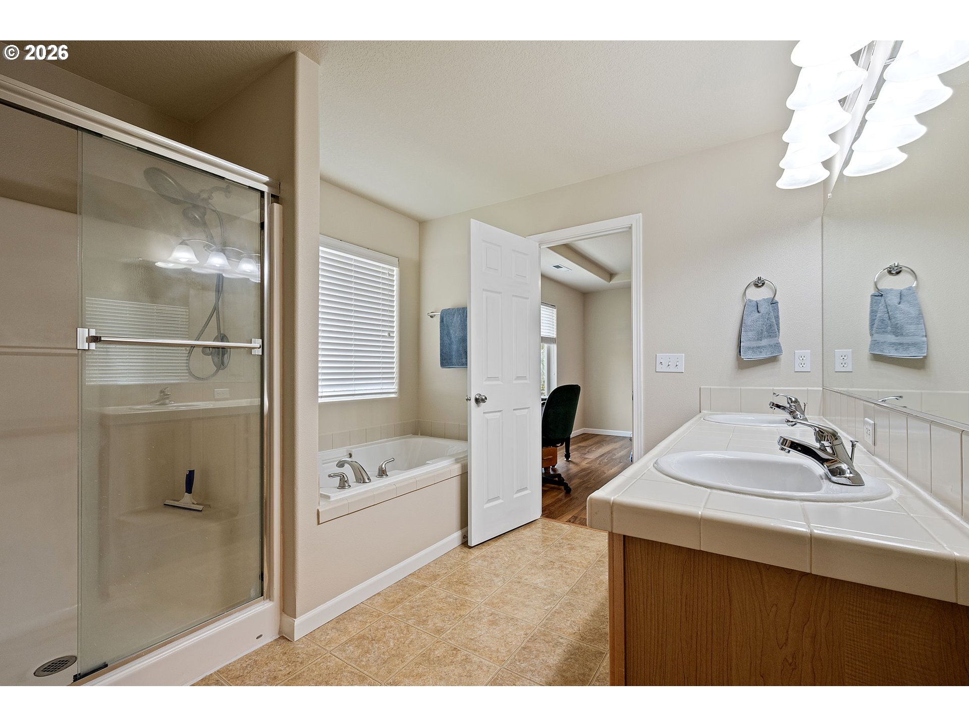 265 Southeast Casting Street Albany, OR 97322 - Photo 24 of 48 a bathroom with a sink a mirror and a bathtub
