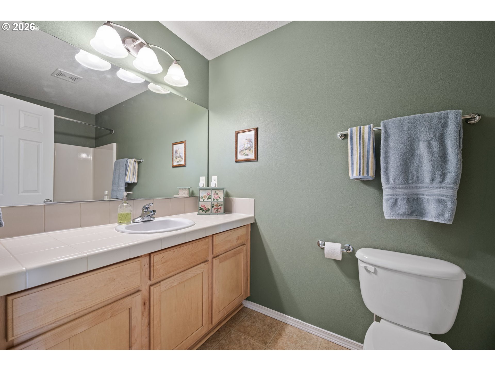 265 Southeast Casting Street Albany, OR 97322 - Photo 28 of 48 a bathroom with a toilet sink and mirror