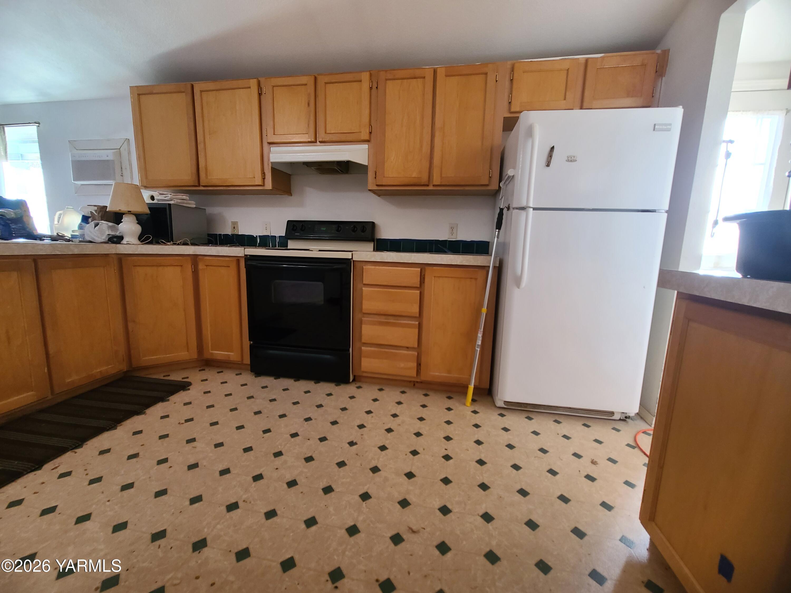 10608 Hackett Road Yakima, WA 98903 - Photo 20 of 25 a kitchen with a sink a refrigerator and a stove