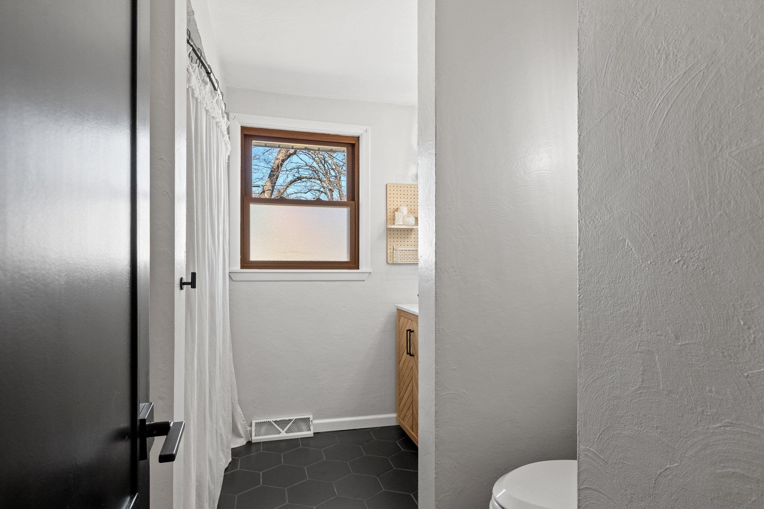 421 Memory Court Green Bay, WI 54301 - Photo 14 of 41