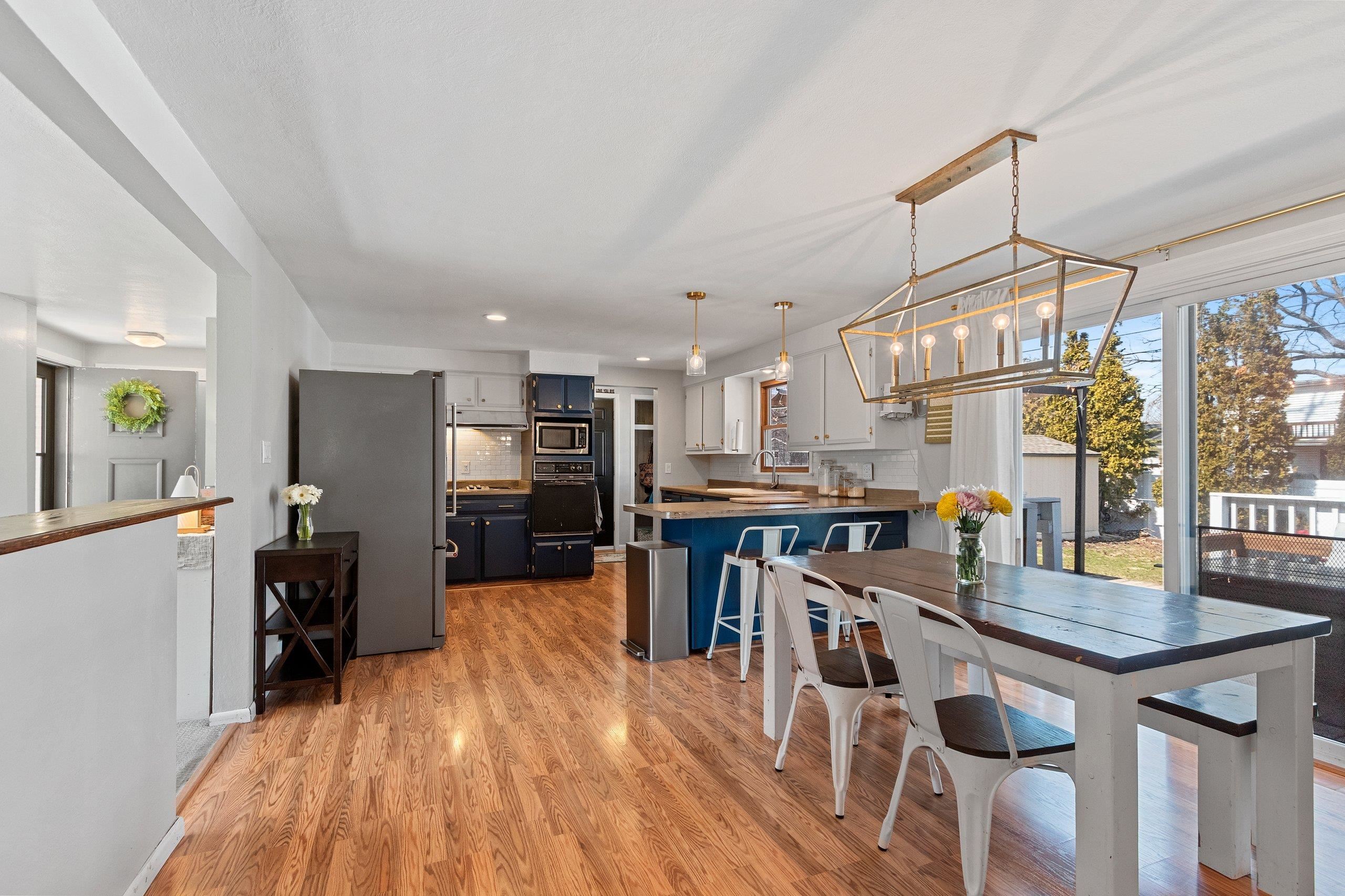 421 Memory Court Green Bay, WI 54301 - Photo 4 of 41