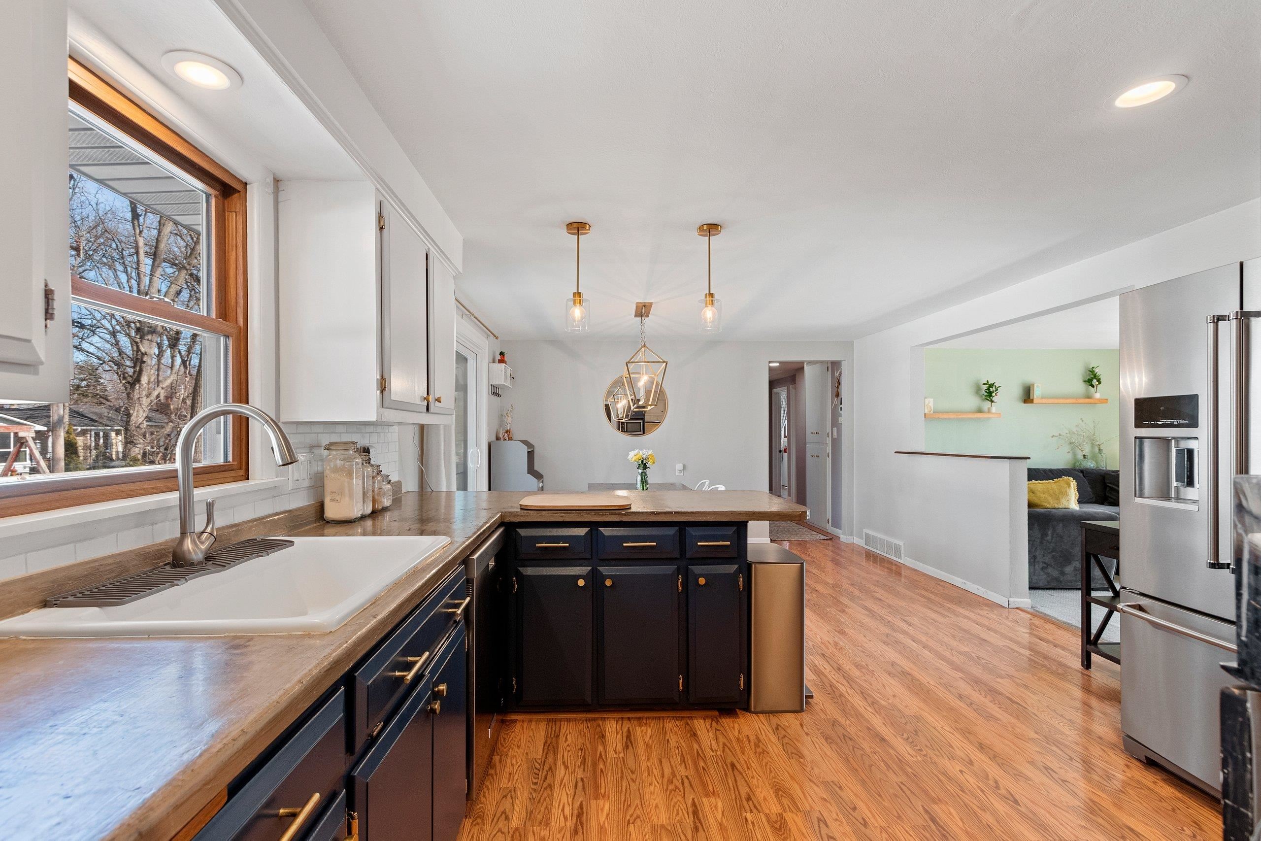 421 Memory Court Green Bay, WI 54301 - Photo 5 of 41