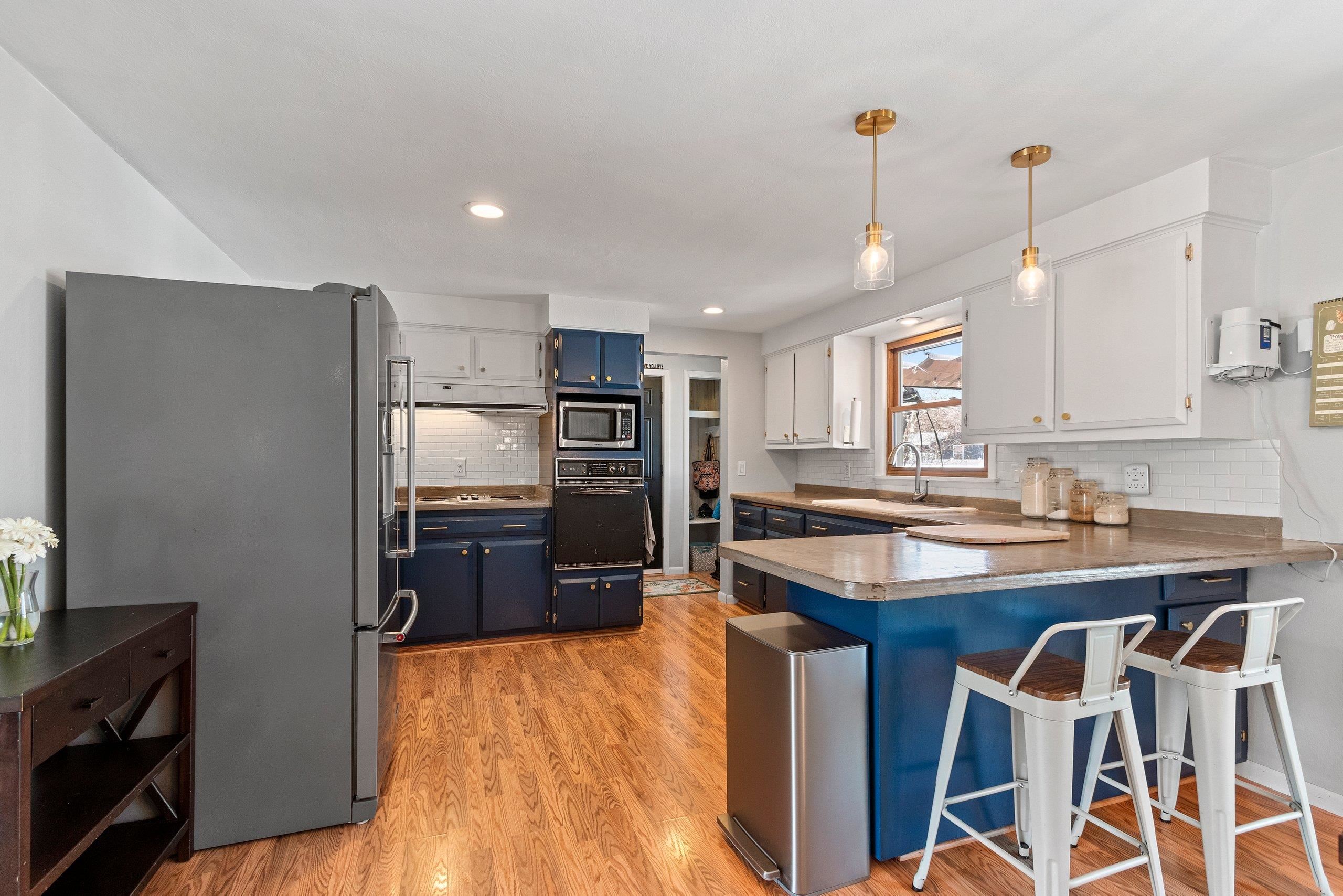 421 Memory Court Green Bay, WI 54301 - Photo 6 of 41