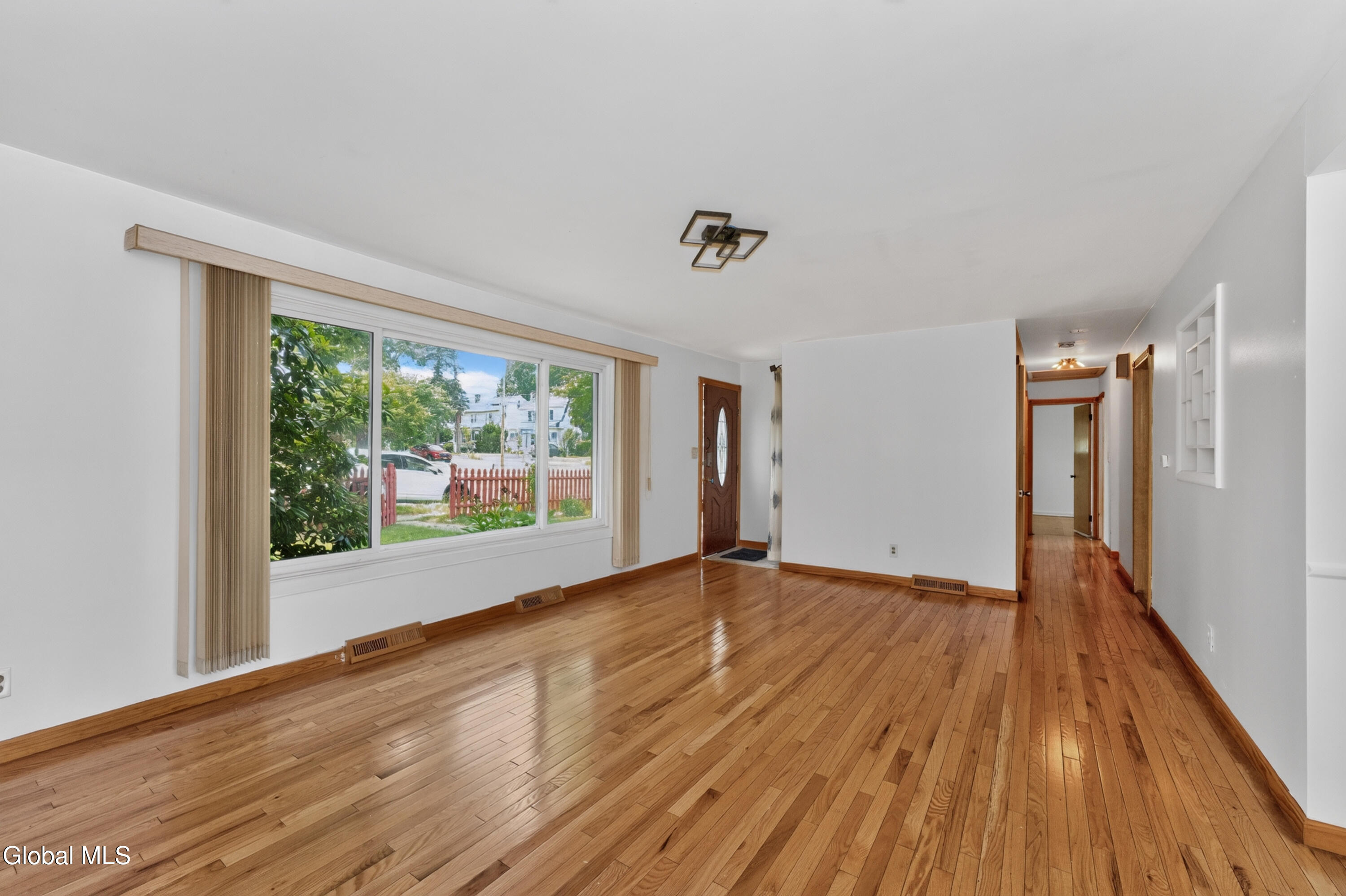 37 Marwill Street Albany, NY 12209 - Photo 5 of 33 1 Livingroom 1