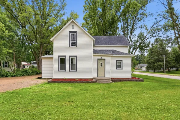 $180,000 | 100 3rd Avenue Southeast, New London, MN 56273