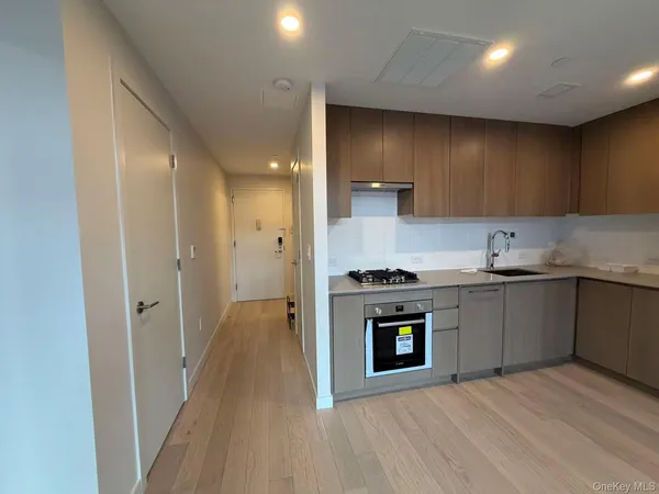 $2,900 | 131-02 40th Road, Unit 7R | Flushing