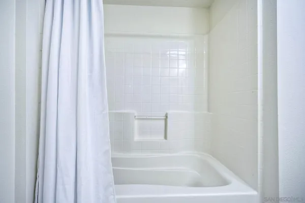 a view of entryway with a garden