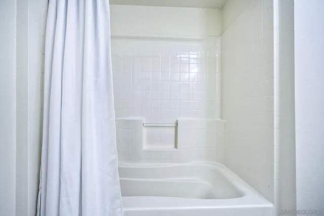 a view of entryway with a garden