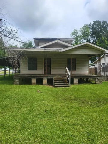 a front view of house with yard