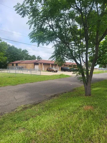 a view of yard with green space and trees around