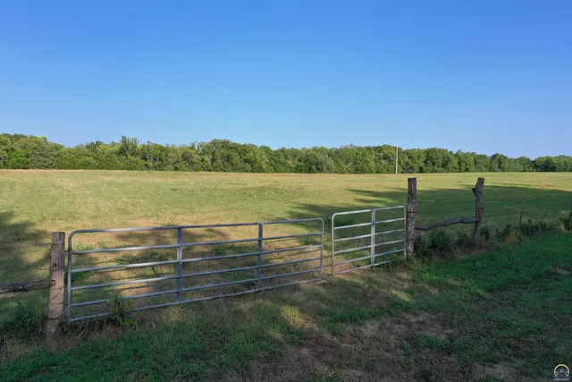 $307,500 | 1 Comanche Road, Meriden, KS 66512