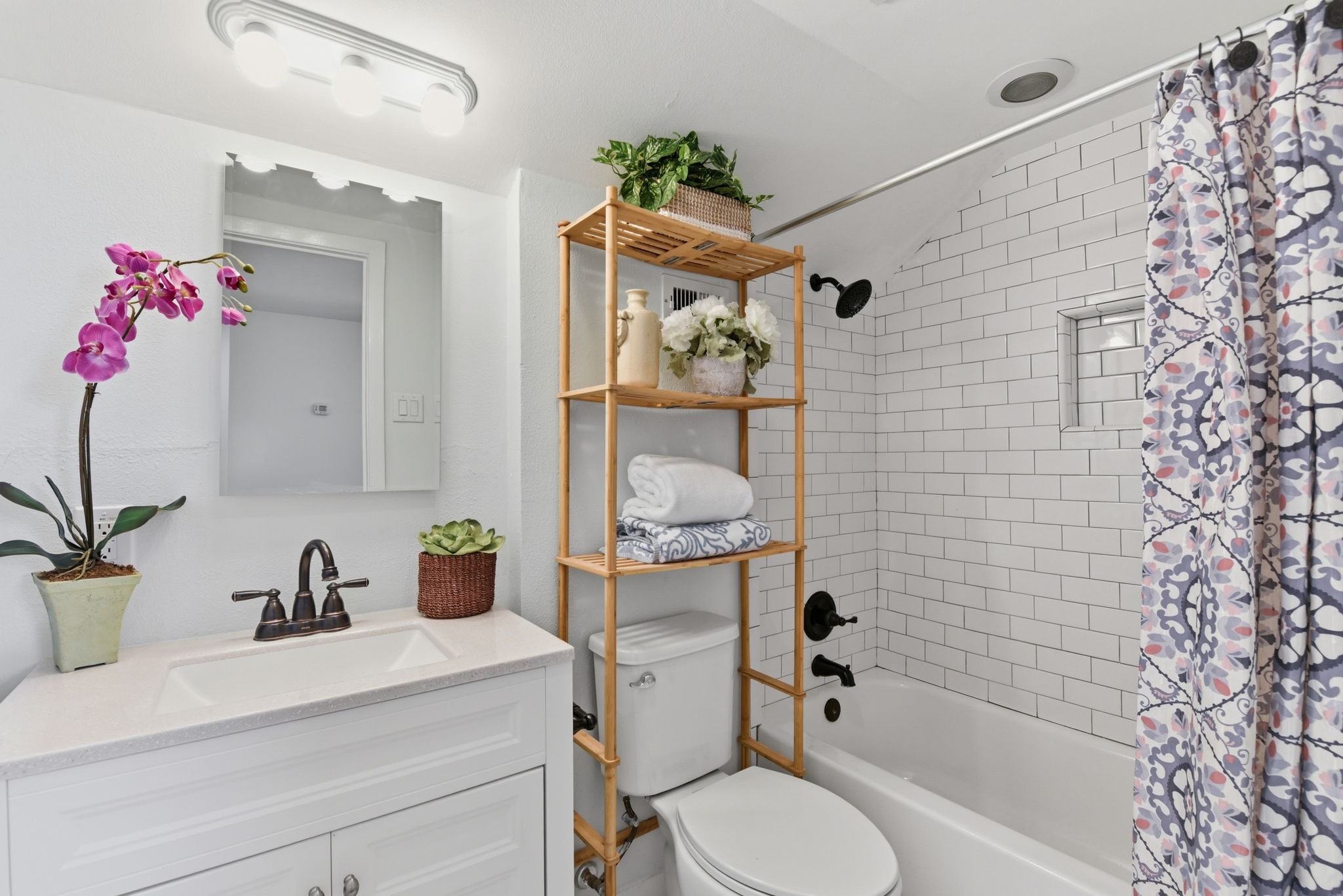 180 Grove Road Kemah, TX 77565 - Photo 22 of 30 The upstairs Bathroom