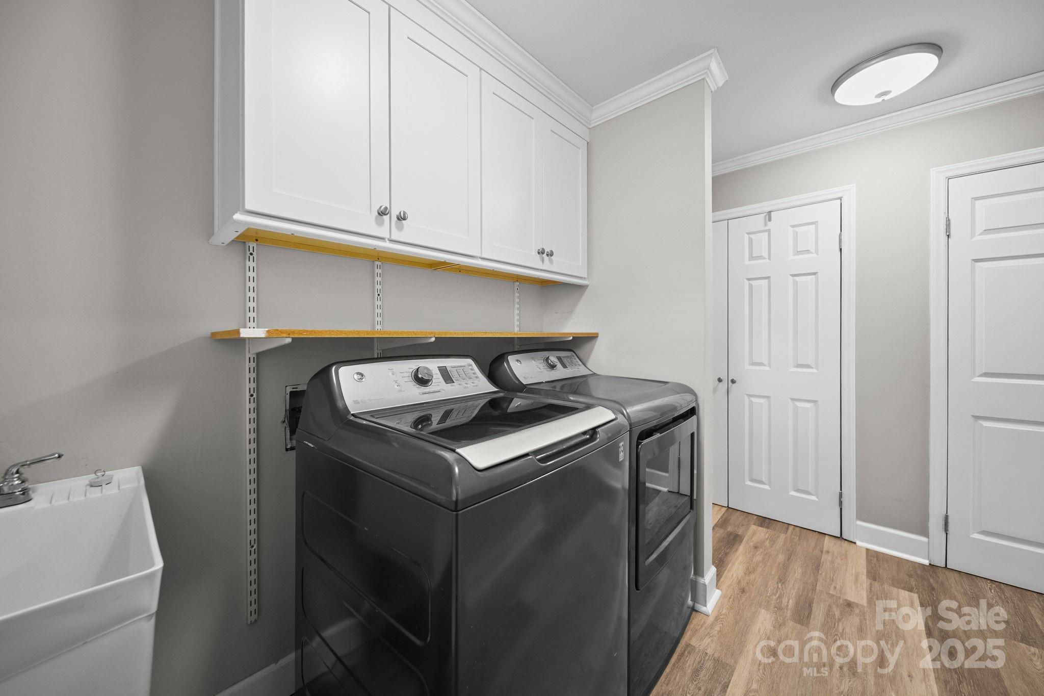 4724 Weddington Matthews Road Matthews, NC 28104 - Photo 14 of 42 a kitchen with a stove and a sink