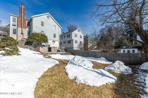 a view of a house with backyard