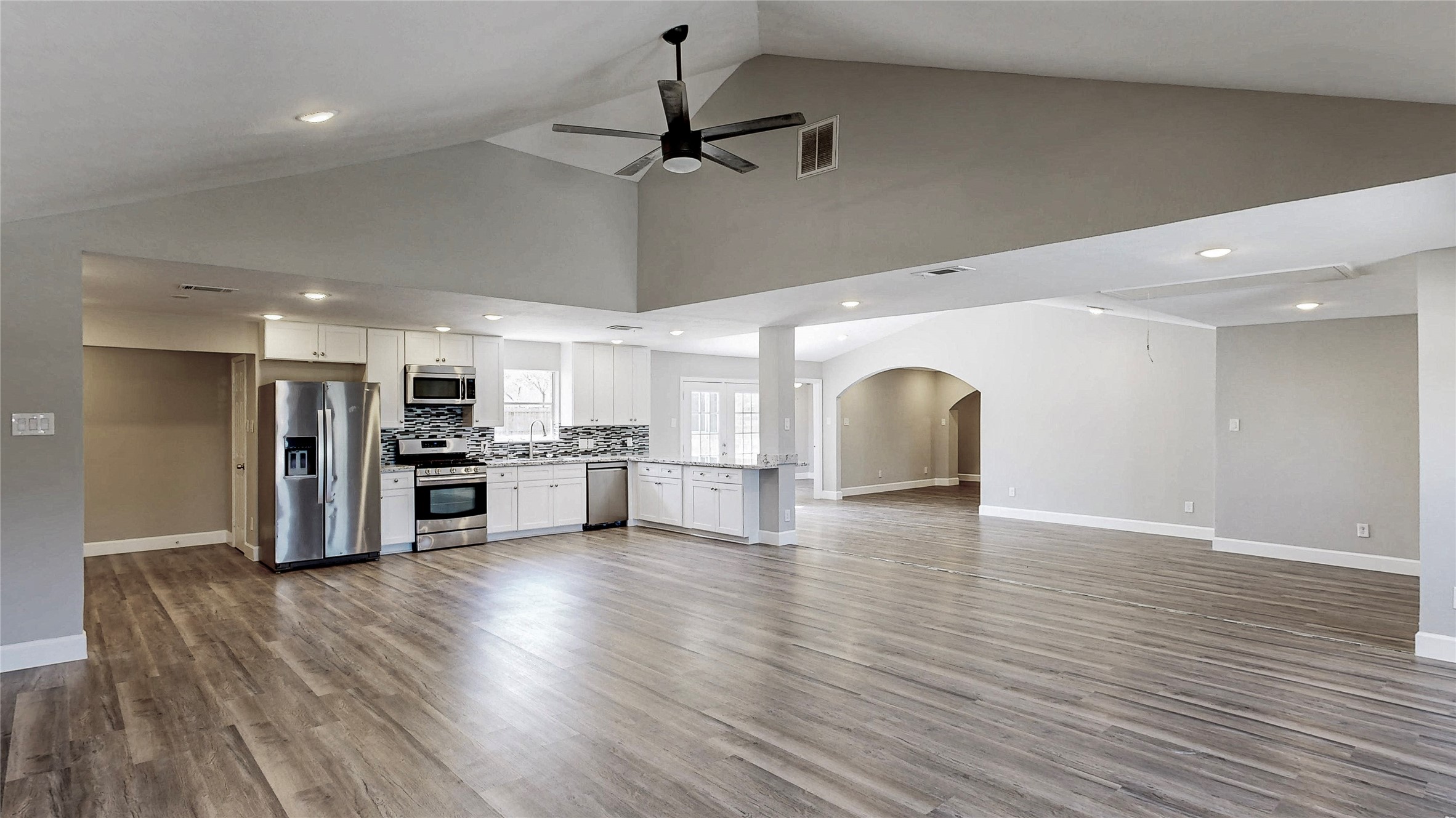 4914 29th Street Dickinson, TX 77539 - Photo 11 of 28 Upgraded and Modern Styled Kitchen