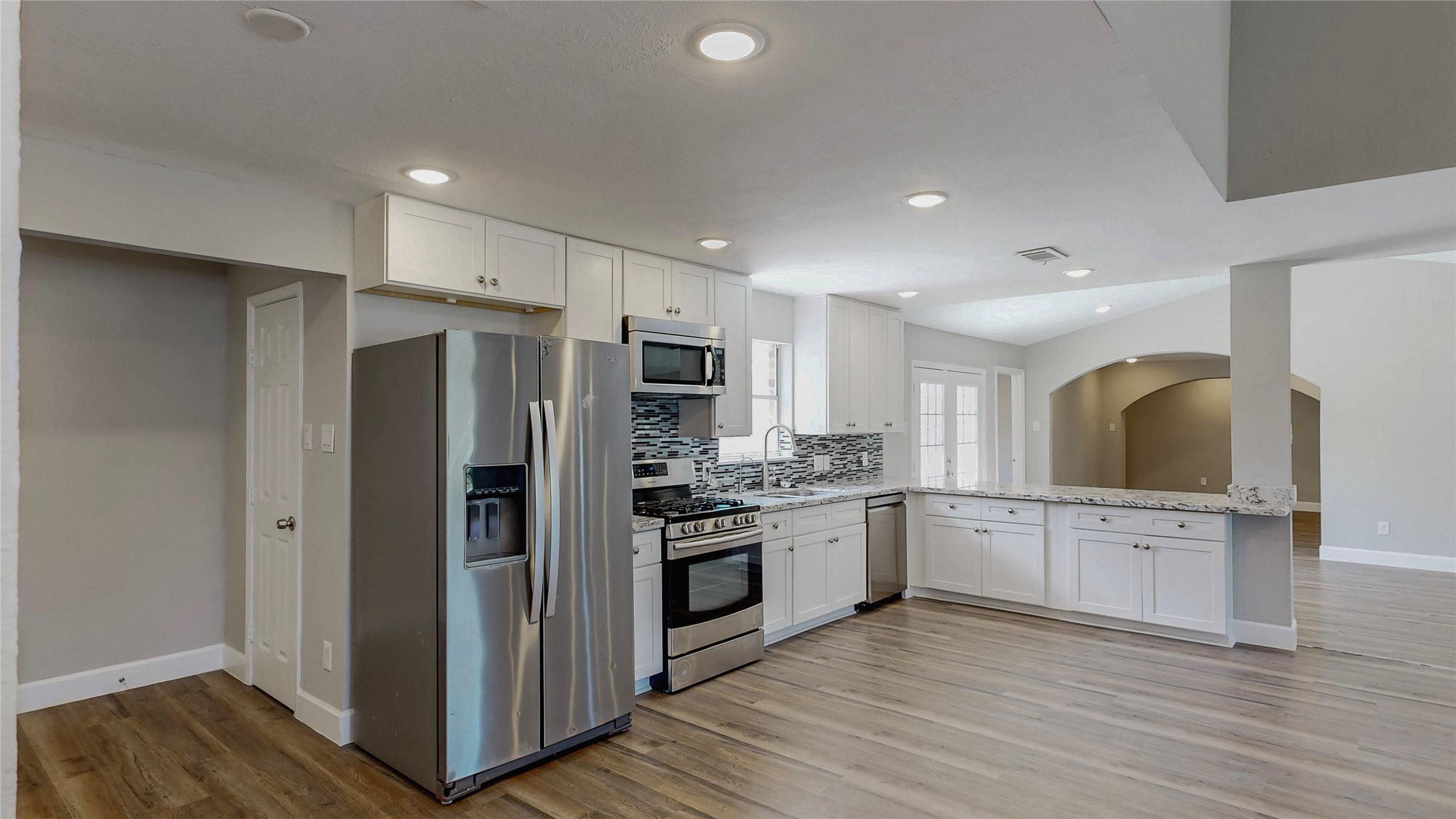 4914 29th Street Dickinson, TX 77539 - Photo 12 of 28 Upgraded and Modern Styled Kitchen