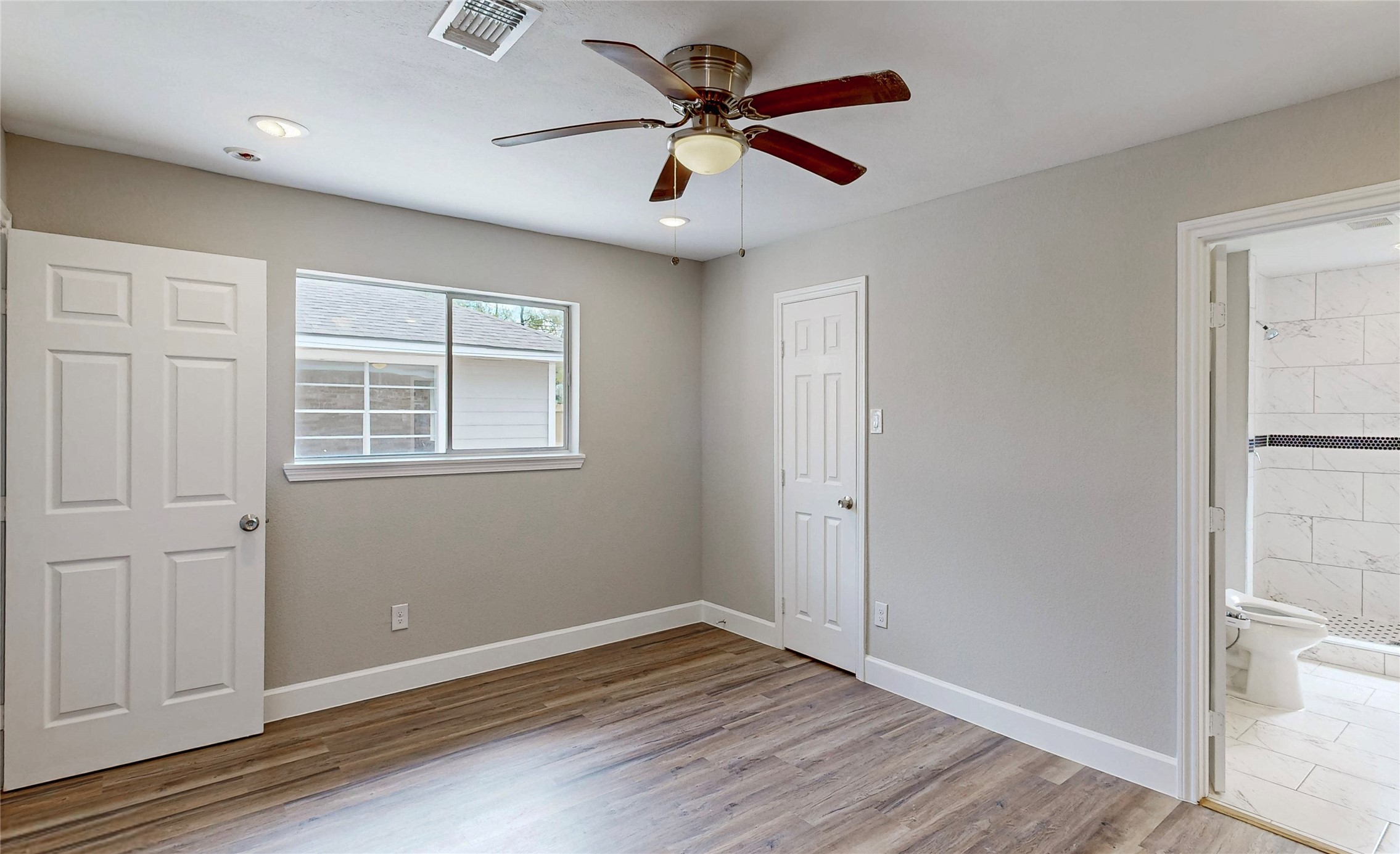 4914 29th Street Dickinson, TX 77539 - Photo 14 of 28 Primary Bedroom