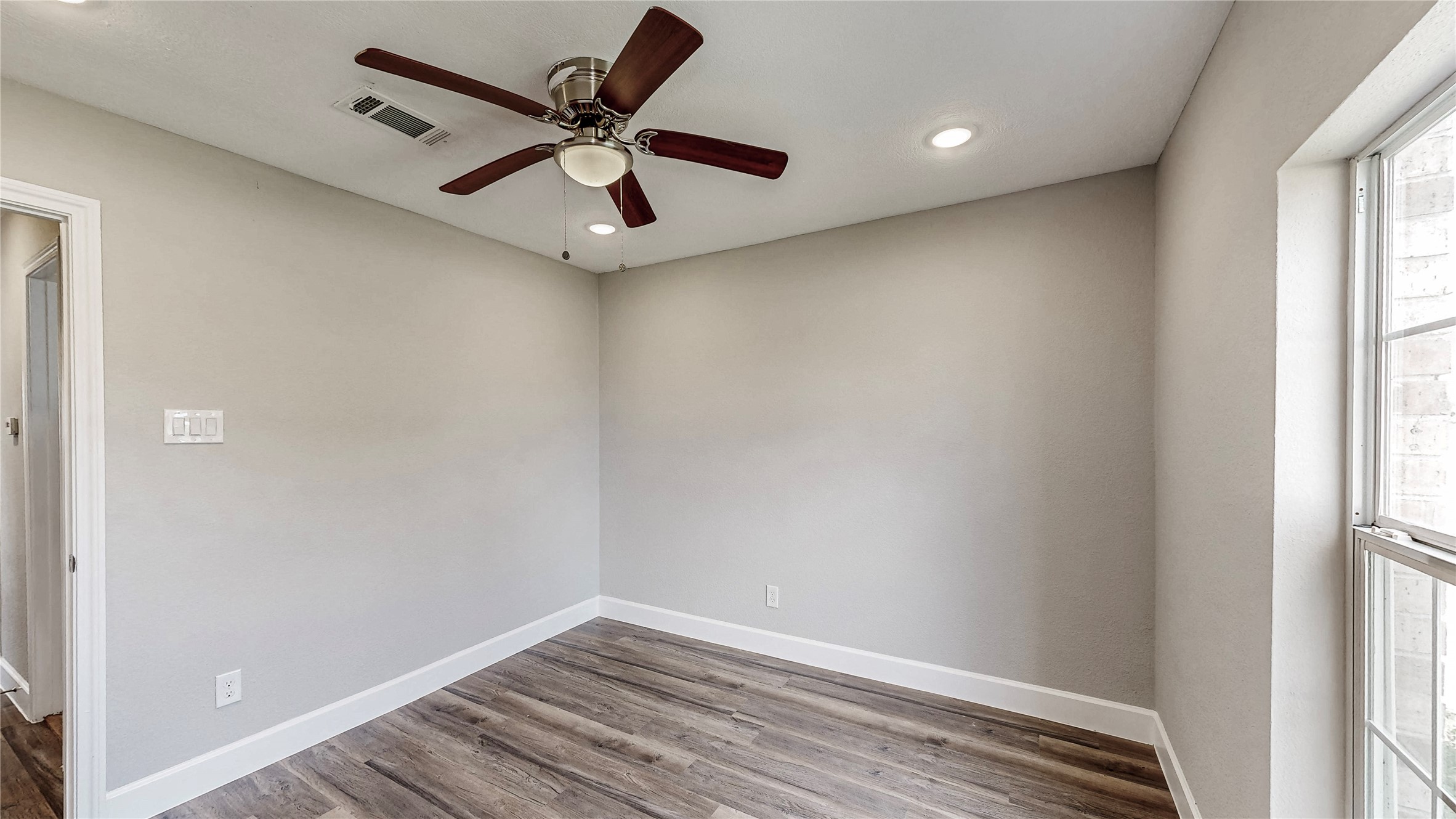 4914 29th Street Dickinson, TX 77539 - Photo 19 of 28 3rd Bedroom