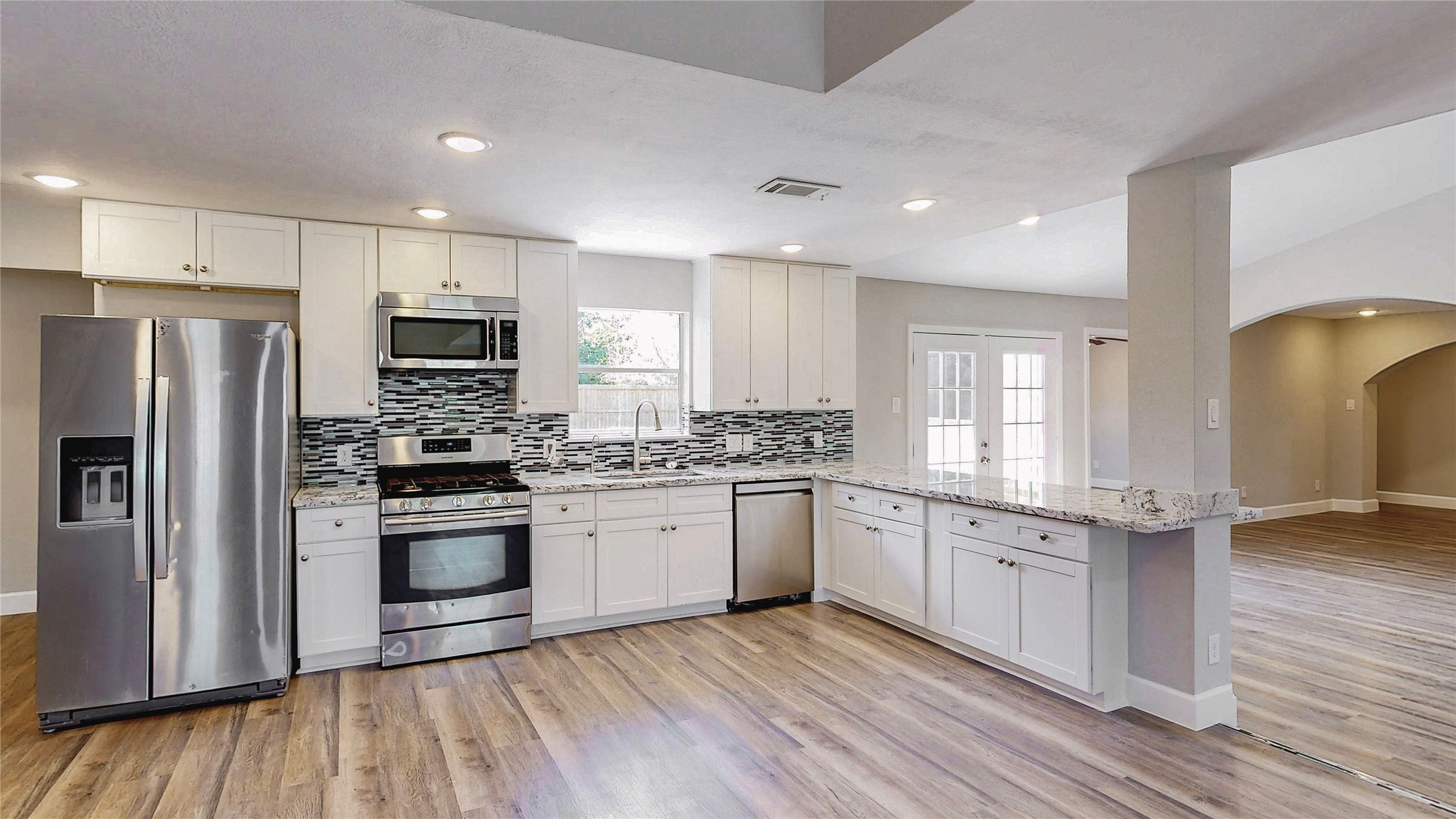 4914 29th Street Dickinson, TX 77539 - Photo 10 of 28 Upgraded and Modern Styled Kitchen