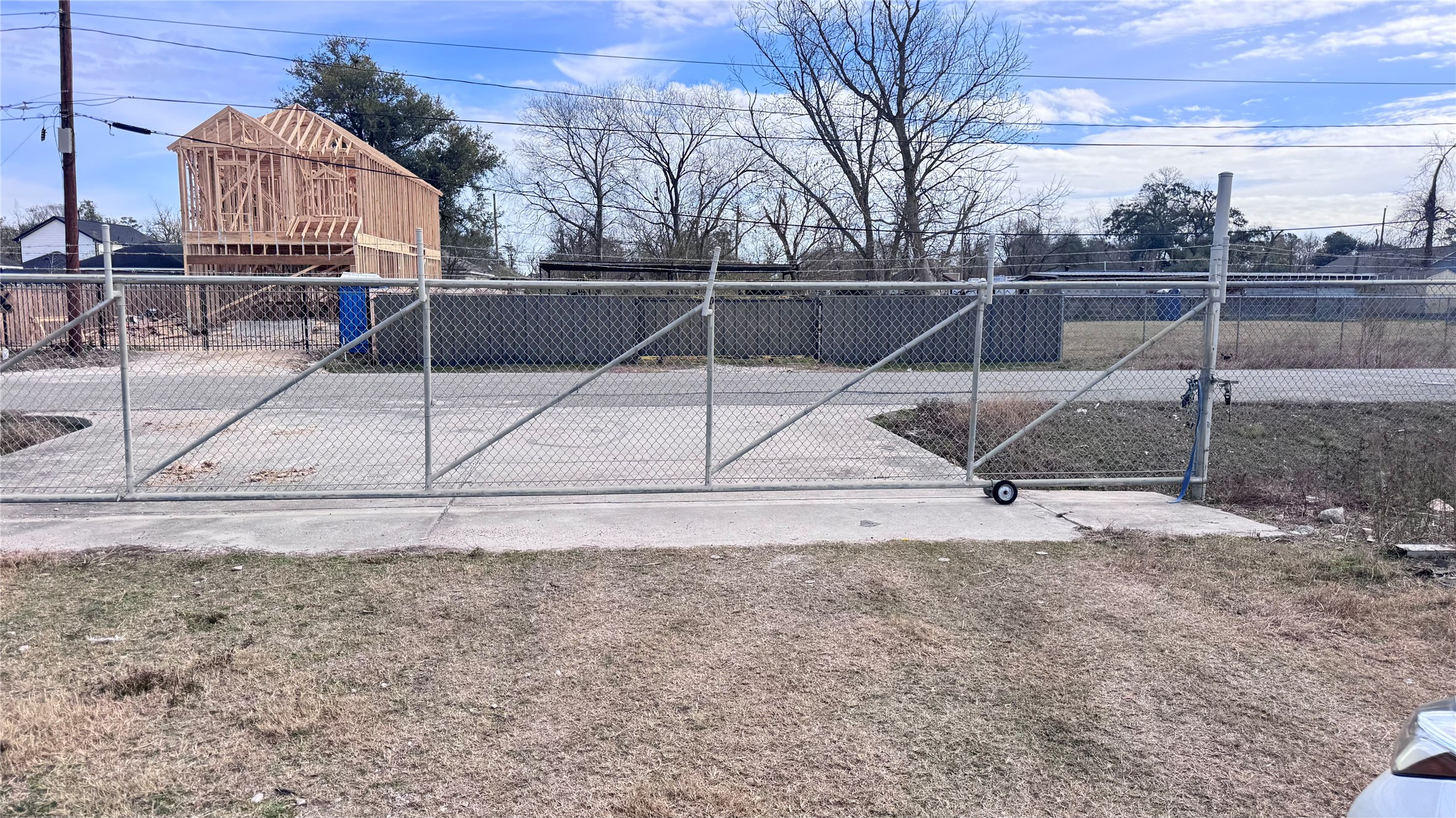 a view of a backyard