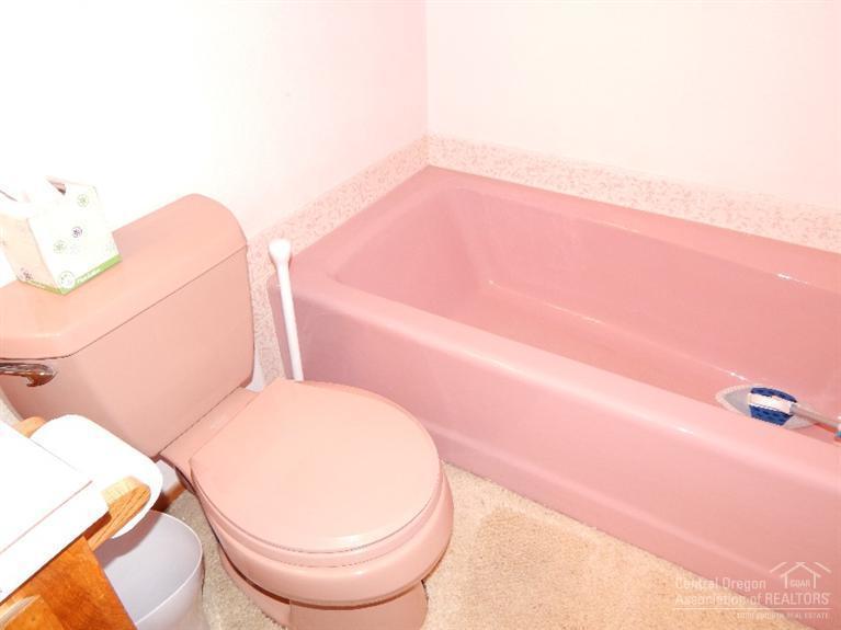 63511 Vogt Road Bend, OR 97701 - Photo 13 of 21 a bathroom with a toilet and a bathtub