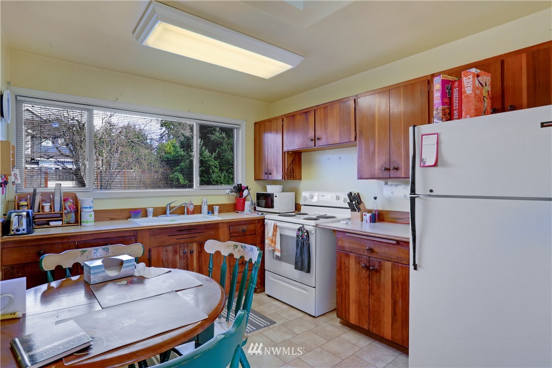 3918 Northeast 23rd Place Renton, WA 98056 - Photo 7 of 21